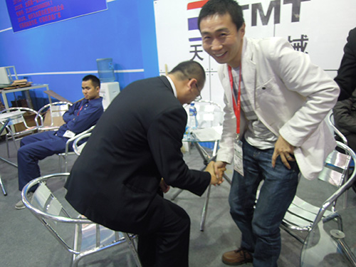 蔡經理與客戶握手